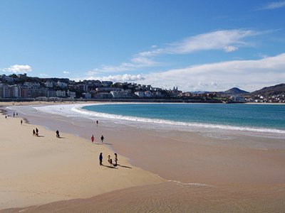 夏の首都と呼ばれた「ラ・コンチャ海岸」