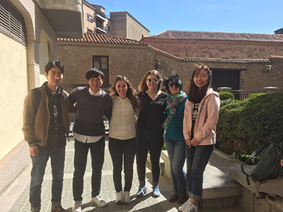 最後の授業のあとに撮ったクラスメイトと先生との写真