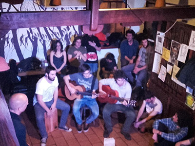 毎週決まったバルで開かれるミニコンサート