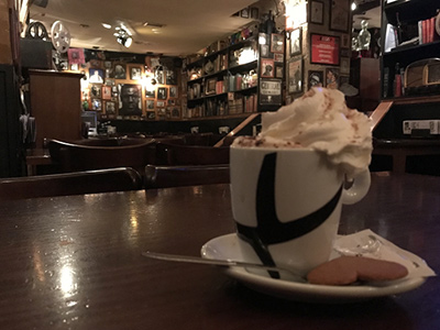 グラナダにあるお洒落なカフェのカプチーノ