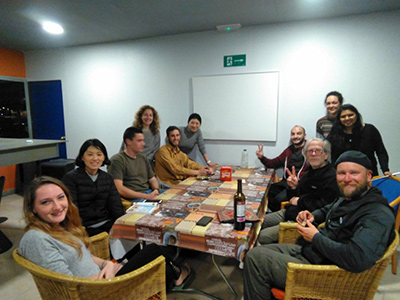 アルへシラス一人旅中の宿(ホステル)で夕飯は宿泊者皆揃ってテーブルを囲む。