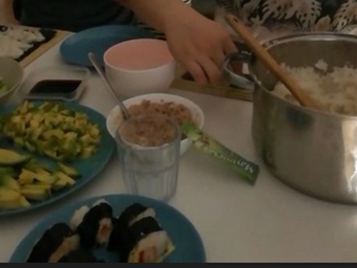 バレンシアのシェアハウスでは日本食寿司作りをハウスメートと楽しむ。