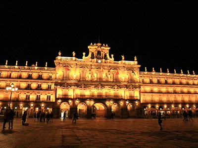 サラマンカのマヨール広場がライトアップされている様子。