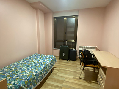 最初に滞在した寮の個人部屋。部屋のサイズは広くも狭くもなく綺麗でした。