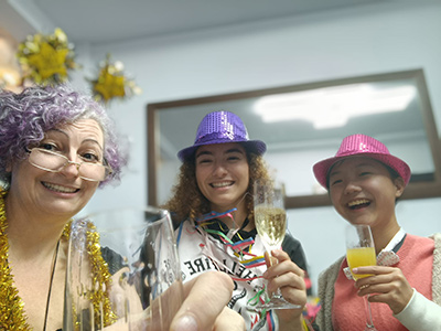 年越し後に乾杯。私はパイナップルジュースです。