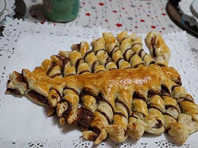 クリスマスの夜に食卓に並んだ食事のひとつ、クリスマスツリーの形をしたチョコレートパイ。