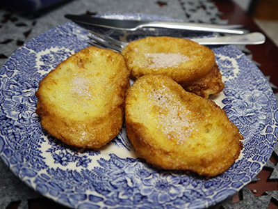 スペインの揚げ菓子トリハスを一緒に作りました。