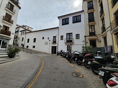 グラナダ大学付属校の外観(白い建物)