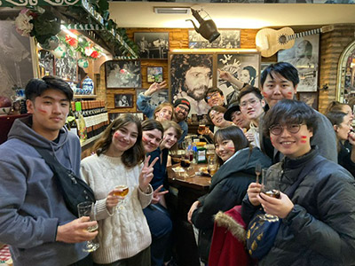 サッカーW杯 日本vsスペイン。両国の国旗を頬に描いて一緒に観戦。