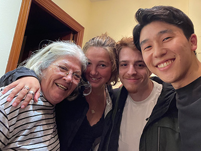 ホストファミリーと同居の学生、そしてその友人との写真。