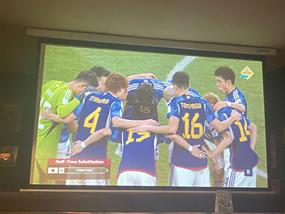 バルでサッカーW杯を観戦