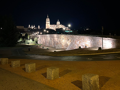 夜ライトアップされている教会。サラマンカの観光名所です。