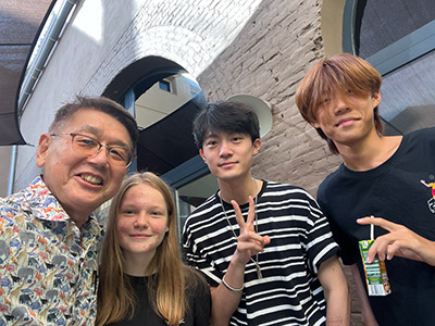 ウクライナの女の子と中国の若者2人との写真