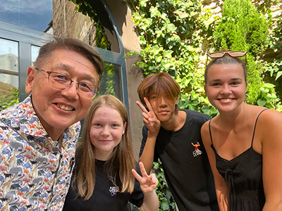 チェコとウクライナの女の子と中国の若者との写真