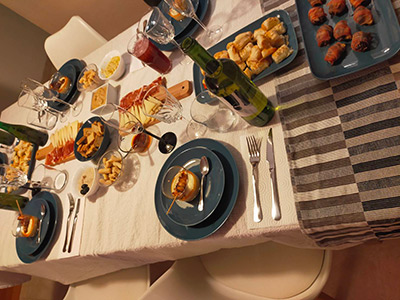 彼の家族との食事の食卓