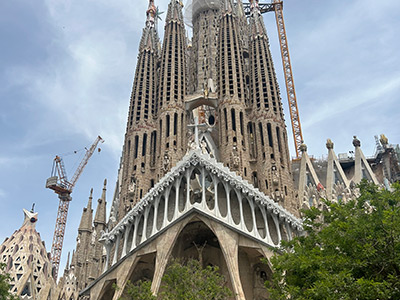 サグラダファミリア。公式サイトでは直近2週間が予約できず、現地会社のガイド付のプランで入場しました。