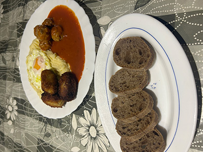 ホームステイでのある日の夕食。手作りのクロケッタがおいしかったです。