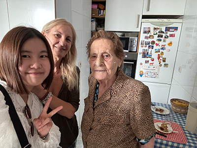 ホストファミリーとの写真。愛にあふれたファミリーでした。