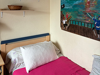 ホームステイ先の寝室。清潔で過ごしやすかったです。