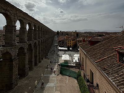 旅行先のセゴビアの水道橋。想像していた何倍も大きかったです。