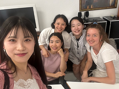 クラスメイト、先生との写真。