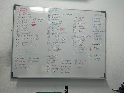 授業中のホワイトボード。食品関連の単語を勉強中。