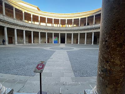 アルハンブラ宮殿のカルロス五世宮殿円形中庭