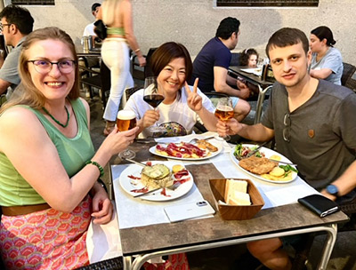 クラスメイトと食事を楽しみました！