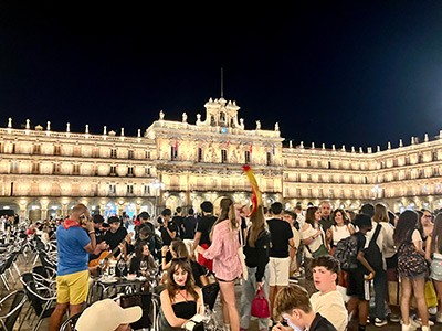 来場者で賑わうマヨール広場の夜