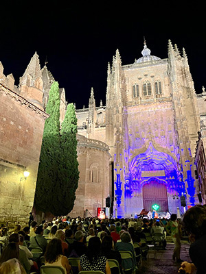 サラマンカ大聖堂の裏で夜のコンサート