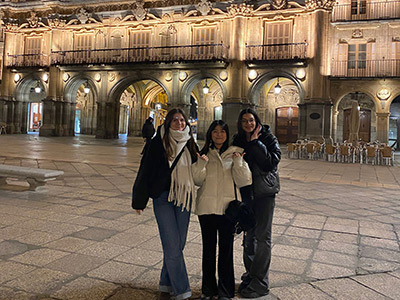 帰国後も連絡を取り合っている友人との写真。