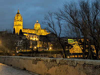 トルメス川に架かるローマ橋から撮った大聖堂