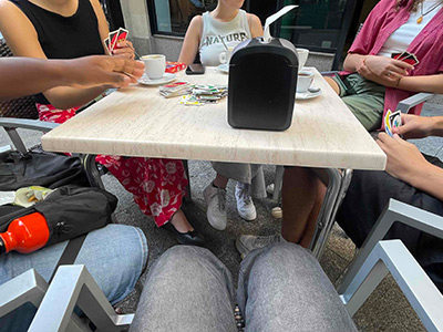 学校の休み時間にクラスメイトとUNOをしました